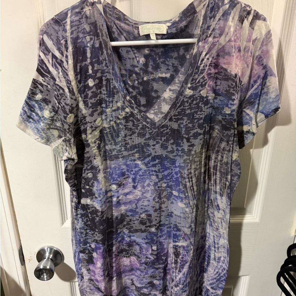 ❣️❄️Maurices Abstract Purple and Gray V-Neck Tee